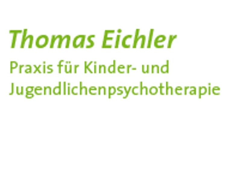 Grünes Praxisschild mit weißer Schrift für Thomas Eichler, Praxis für Kinder- und Jugendlichenpsychotherapie
